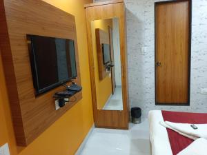 TV a/nebo společenská místnost v ubytování Hotel airport annex