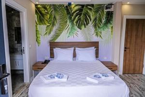 um quarto com uma cama grande com duas toalhas em MARİN YALIKAVAK em Bodrum City