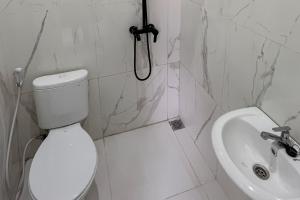 Ванна кімната в Moresto Hotel Mitra RedDoorz