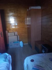 una habitación con una cama y cajas en ella en casa vacacional, en Ledaña