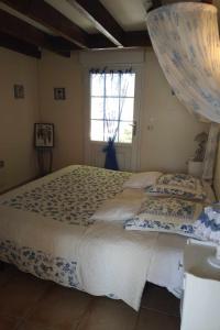 a bedroom with a large bed with a window at La Roche Bellevue in Luynes