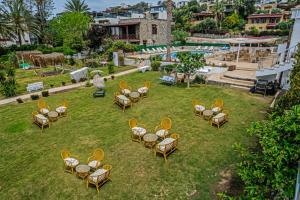 een groep tafels en stoelen op het gras bij MARİN YALIKAVAK in Bodrum City