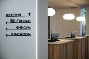 um escritório com uma placa que lê salas de recepção e ginásio em RMH Modena Raffaello em Modena