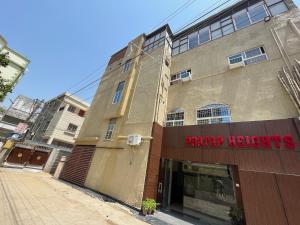 un edificio con un cartel que lee alturas de fiesta en Hotel Pratap Heights en Ranchi