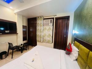 a hotel room with a bed and a table and chairs at Hotel Pratap Heights in Rānchī +31 photos