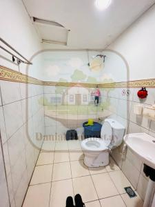 uma casa de banho com um WC e um lavatório em Danial Homestay Semporna em Semporna