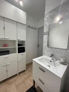 Kuchyňa alebo kuchynka v ubytovaní Appartement T2 46m2 avec grande terrasse