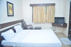 Giường trong phòng chung tại Hotel Jora Palace