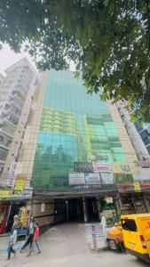 een groot gebouw waar mensen voor lopen bij Hotel City Panthapath in Dhaka