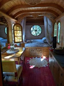 een slaapkamer met een bed en een tafel in een kamer bij La roulotte du petit paradis in Saint-Rémy-de-Provence