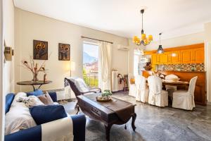 ein Wohnzimmer mit Sofa und Tisch in der Unterkunft Vicky's Cozy Nest, Your Home by the Sea in Kalamata