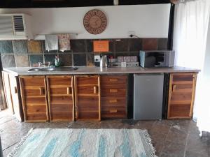 eine Küche mit einer Spüle und einer Mikrowelle in der Unterkunft The Lapa Apartment in Gobabis