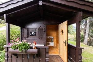 a tiny house with a kitchen inside of it at Sirena Carezza Apartment Regenbogen in Carezza al Lago