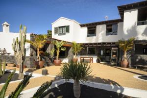 a house with palm trees in front of it at Casa Perdomo in Masdache