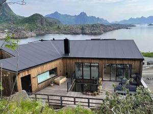 une maison avec une grande terrasse donnant sur l'eau dans l'établissement House in Lofoten, beautiful view/ Hus i Lofoten, à Kabelvåg