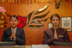 Dos mujeres con corbatas sentadas en una mesa en NRS Norling Retreat en Darjeeling