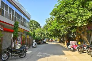 ulica z motocyklami zaparkowanymi po stronie drogi w obiekcie Pitambara Dham w mieście Wryndawan