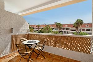 a patio with a table and chairs on a balcony at Apartamento Playa Honda in Playa de las Americas