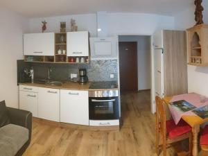 Cucina o angolo cottura di Ferienwohnung Mittendrin - Chiemgau Karte