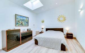 1 dormitorio con 1 cama y TV. en CHAMBRE AU CENTRE VILLE TRES COSY, en Nancy
