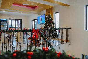 un arbre de Noël sur une clôture dans une pièce dans l'établissement Paradise Point, à Vartop