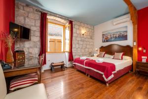 Postel nebo postele na pokoji v ubytování Heritage Hotel Tragos + 37 fotografií