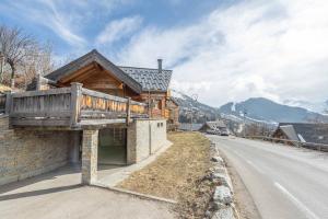 ラルプ・デュエズにあるAlpe d'Huez Houses - Chalet Gustave - Beau chalet 4 chambres 50m piste Huez Expressの道路沿いの家