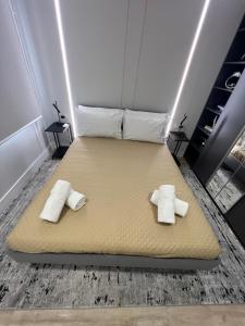 ein Bett in einem Zimmer mit zwei Handtüchern darauf in der Unterkunft Best price vs quality-Fully equipped & renovated 2Room Suite MonteNero-City Centre in Olbia