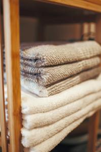 a stack of folded towels on a shelf at Wohnung 3 - b43246 in Hagermarsch
