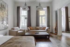 Posezení v ubytování Stylish 4-rooms apartment Prague