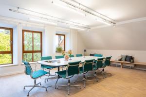 einen Konferenzraum mit einem Tisch und Stühlen in der Unterkunft Hotel Klostergasthof in Thierhaupten