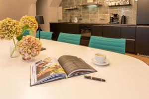 ein Buch auf einem Tisch mit einer Tasse Kaffee in der Unterkunft Hotel Klostergasthof in Thierhaupten