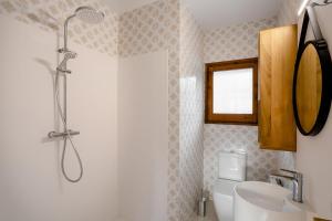 Kúpeľňa v ubytovaní Luxury private Villa 25m Pool, Gym, 200m to Beach