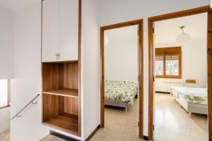 Posteľ alebo postele v izbe v ubytovaní Luxury private Villa 25m Pool, Gym, 200m to Beach + 37 fotografií