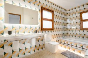 Kúpeľňa v ubytovaní Luxury private Villa 25m Pool, Gym, 200m to Beach