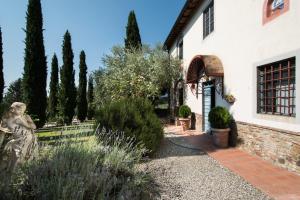 a garden in front of a house with a statue at Villa Tre Colli - In The Heart Of Tuscany in Certaldo +45 photos