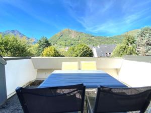 a blue table and two chairs on a balcony at appartement 6 personnes proche commerce et remontés mécaniques in Saint-Lary-Soulan