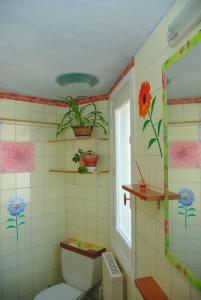 uma casa de banho com WC e flores na parede em CAPITAL DEL VINO CON VISTAS A LA MONTAñA em Haro