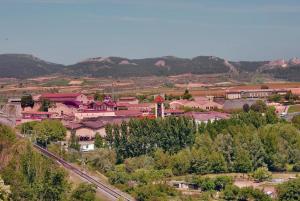 uma vista aérea de uma pequena cidade num vale em CAPITAL DEL VINO CON VISTAS A LA MONTAñA em Haro
