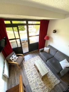 een woonkamer met een bank en een tafel bij appartement 6/7 personnes in Saint-Lary-Soulan