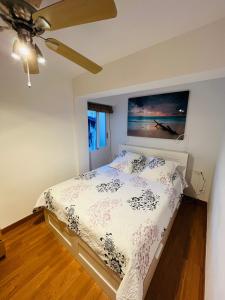 um quarto com uma cama com um quadro na parede em Le Montemar em Alicante