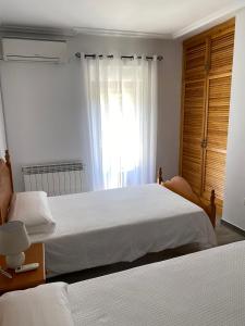 1 Schlafzimmer mit 2 Betten und einem Fenster in der Unterkunft TRES COLUMNAS in Ciudad-Rodrigo