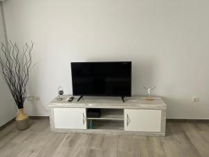 a flat screen tv sitting on top of a white entertainment center at TRES COLUMNAS in Ciudad-Rodrigo