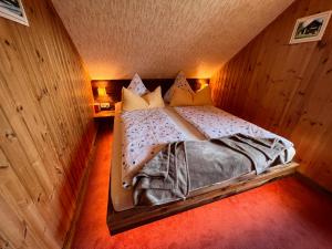 ein Schlafzimmer mit einem Bett im Dachgeschoss in der Unterkunft Gemütliche Hütte in den Bergen in Sonnenalpe Nassfeld