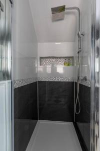 baño con ducha y puerta de cristal en Luxury 1BR Broadstairs: 2 mins walk to the beach en Kent