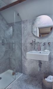 een badkamer met een wastafel en een douche bij Harbourway in Craster