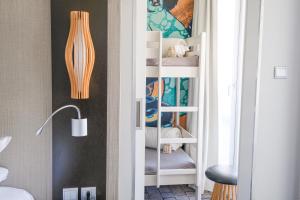 勒格罗-迪鲁瓦Thalazur Port-Camargue - Hotel & Spa的一间房间,房间内设有白色书架