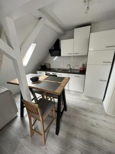 eine Küche mit einem Holztisch und einem Stuhl in der Unterkunft MG14 Schönes Monteur Apartment für 3 Personen in Mönchengladbach