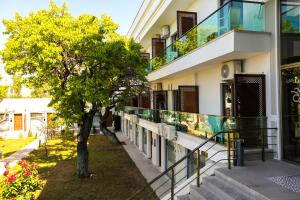 un arbre devant un bâtiment avec des escaliers dans l'établissement Dedeman Van Resort & Aquapark, à Van