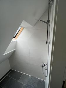 La salle de bains est pourvue d'une cabine de douche et d'une fenêtre. dans l'établissement MG14 Schönes Monteur Apartment für 3 Personen, à Mönchengladbach